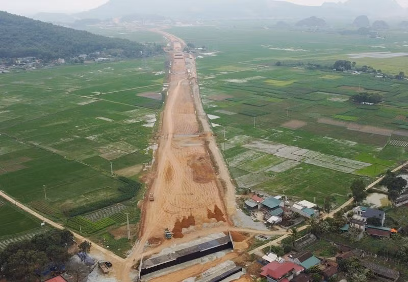 Đường cao tốc chạy vào hầm Thung Thi ở hai đầu cũng đang được khẩn trương thi công cho kịp thời gian thông hầm. Đường cao tốc chạy vào hầm Thung Thi ở hai đầu cũng đang được khẩn trương thi công cho kịp thời gian thông hầm.