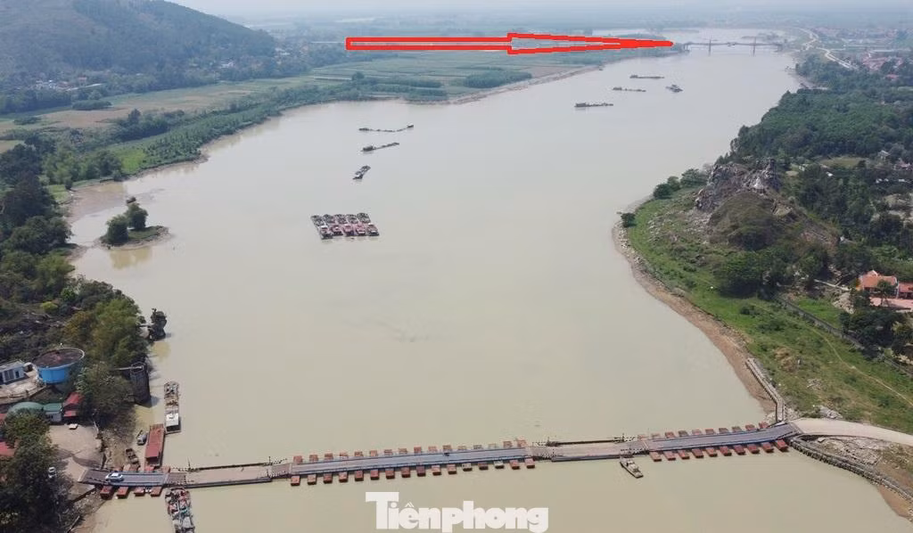 Thực tế khó khăn về đi lại cũng như những nguy cơ tai nạn sông nước tại cầu phao Vồm sắp được xóa bỏ khi đường cao tốc Bắc - Nam vượt qua sông Chu tại khu vực cầu phao Vồm được xây cầu bê tông cốt thép vĩnh cửu (đường thẳng màu đỏ).
