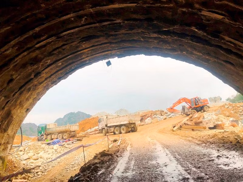 Sau khi hoàn thành việc khoan, đào, lắp đốt bê tông, hầm Thung Thi chiều rộng mặt cắt ngang 14 mét - tương đương 3 làn xe ô tô chạy, cao 8 mét mỗi ống hầm Sau khi hoàn thành việc khoan, đào, lắp đốt bê tông, hầm Thung Thi chiều rộng mặt cắt ngang 14 mét - tương đương 3 làn xe ô tô chạy, cao 8 mét mỗi ống hầm