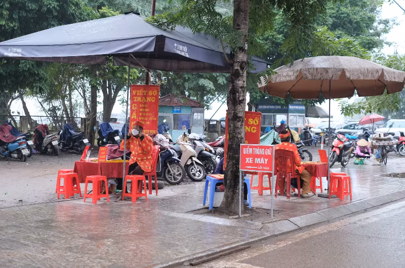 Giá gửi xe máy tại điểm trông giữ bên cạnh phủ Tây Hồ là 10.000 đồng/1 lượt (cao gấp 3 lần giá quy định).