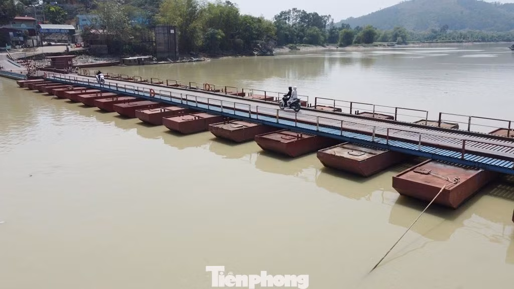 Do lắp đặt thủ công, tạm bợ, sau nhiều lần cải tạo, nâng cấp, từ cầu gỗ đến nay sau gần 50 năm tồn tại, cầu phao Vòm hiện đã được làm bằng sắt, thép. Các phao sắt nổi được giữ cố định bằng những sợi thép giằng buộc đơn sơ.