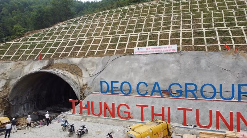 Hầm Thung Thi thuộc gói thầu xây lắp số 12 (12-XL) thuộc dự án thành phần xây dựng cao tốc Bắc - Nam đoạn Mai Sơn (Ninh Bình) - QL45 (Thanh Hóa). Dự án được đầu tư bằng tiền ngân sách, đơn vị quản lý dự án là Ban Quản lý dự án Thăng Long, Bộ GTVT. Hầm Thung Thi thuộc gói thầu xây lắp số 12 (12-XL) thuộc dự án thành phần xây dựng cao tốc Bắc - Nam đoạn Mai Sơn (Ninh Bình) - QL45 (Thanh Hóa). Dự án được đầu tư bằng tiền ngân sách, đơn vị quản lý dự án là Ban Quản lý dự án Thăng Long, Bộ GTVT.