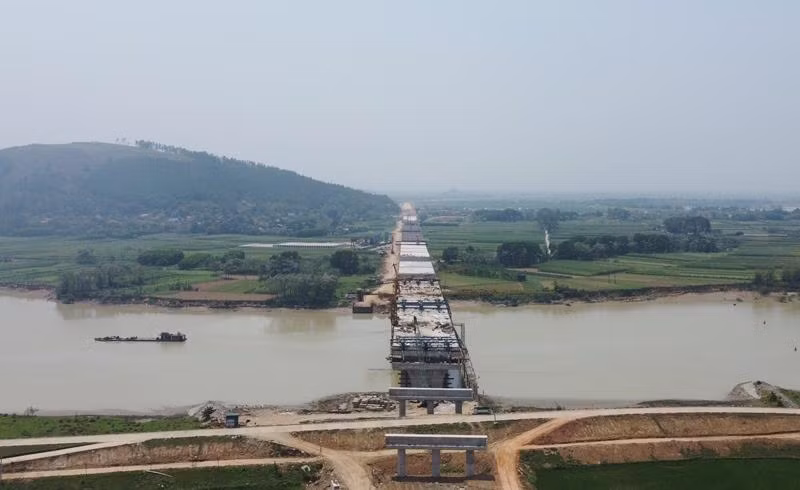 Toàn cảnh cầu cao tốc vượt sông Chu và ngọn núi Đọ phía bên trái cầu.