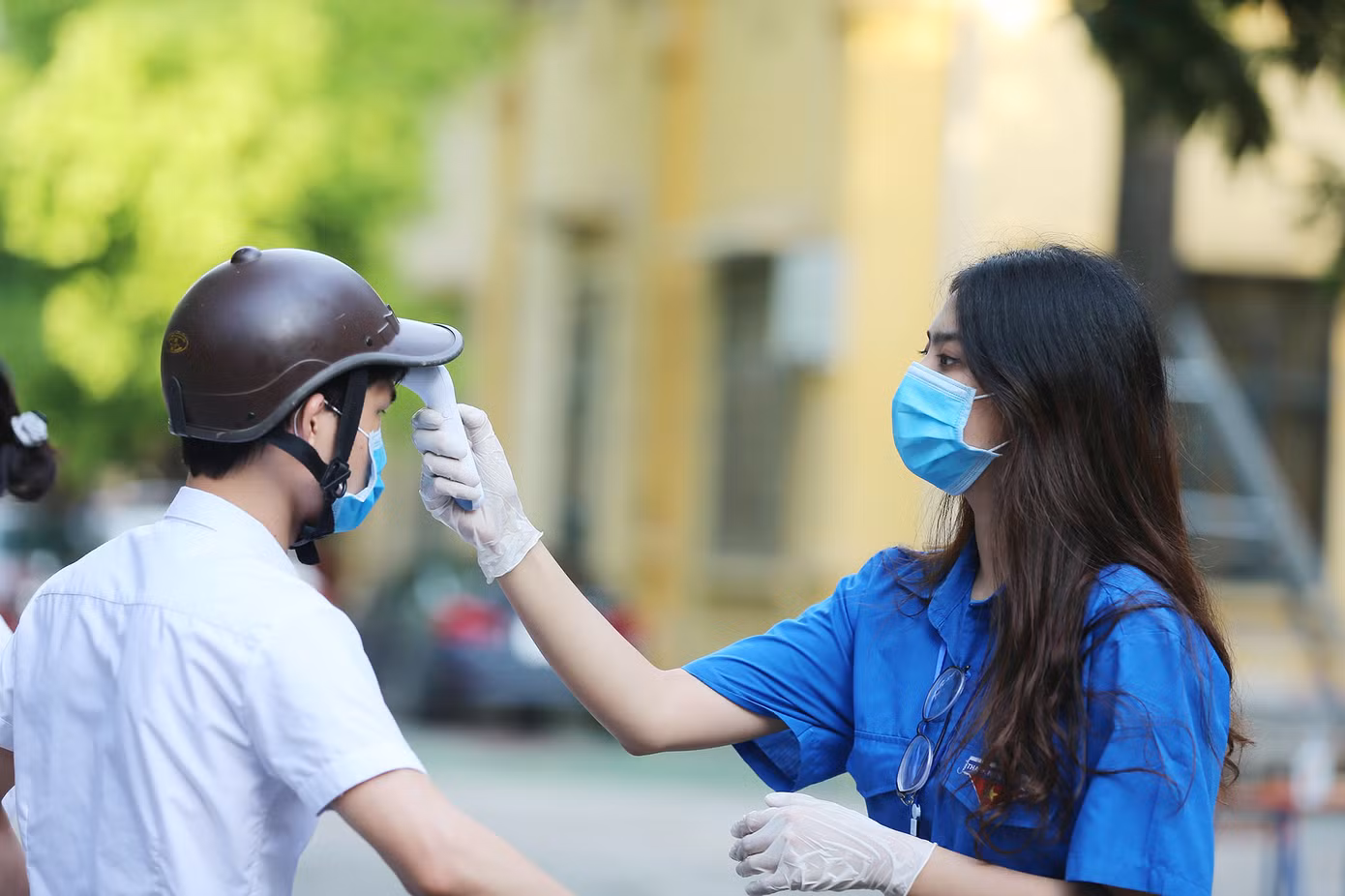 Bác sĩ trẻ, sinh viên tình nguyện hăng hái “Tiếp sức” cho thí sinh cùng người nhà ảnh 2