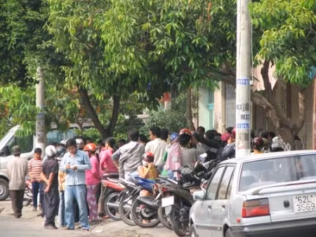 Người dân hiếu kỳ theo dõi các cơ quan chức năng khám nghiệm hiện trường vụ tự tử của ông Phan Thanh Vân