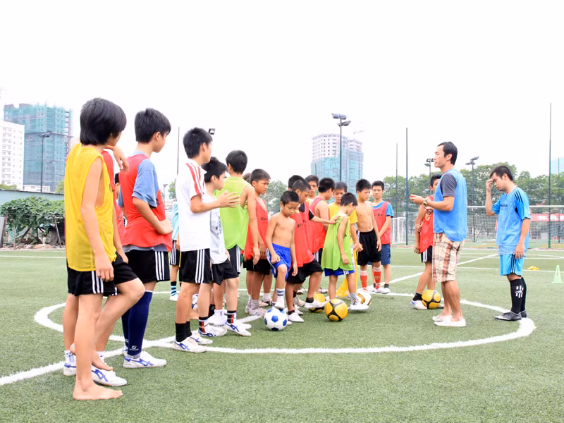 Huấn luyện viên Đặng Phương Nam trực tiếp tham gia tập luyện cùng các em