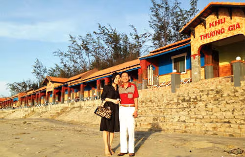 Ông Lê Ân và vợ đang đi thị sát khu du lịch Chí Linh của mình