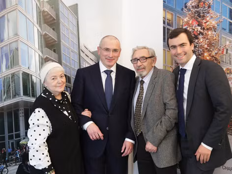 Khodorkovsky (thứ hai từ trái sang) đã được đoàn tụ với bố mẹ và con trai ở Berlin