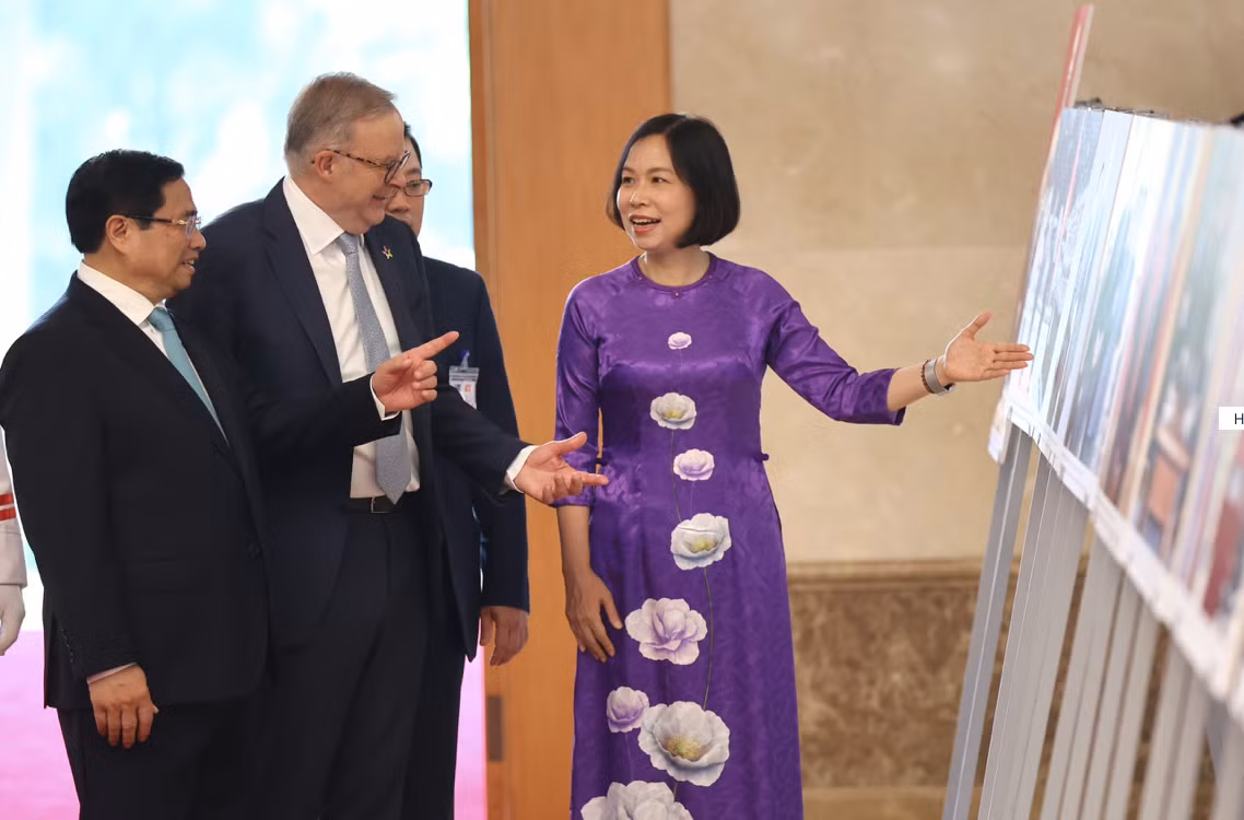 Hai Thủ tướng nghe giới thiệu về những hình ảnh đáng nhớ trong quan hệ song phương. (Ảnh: Như Ý)