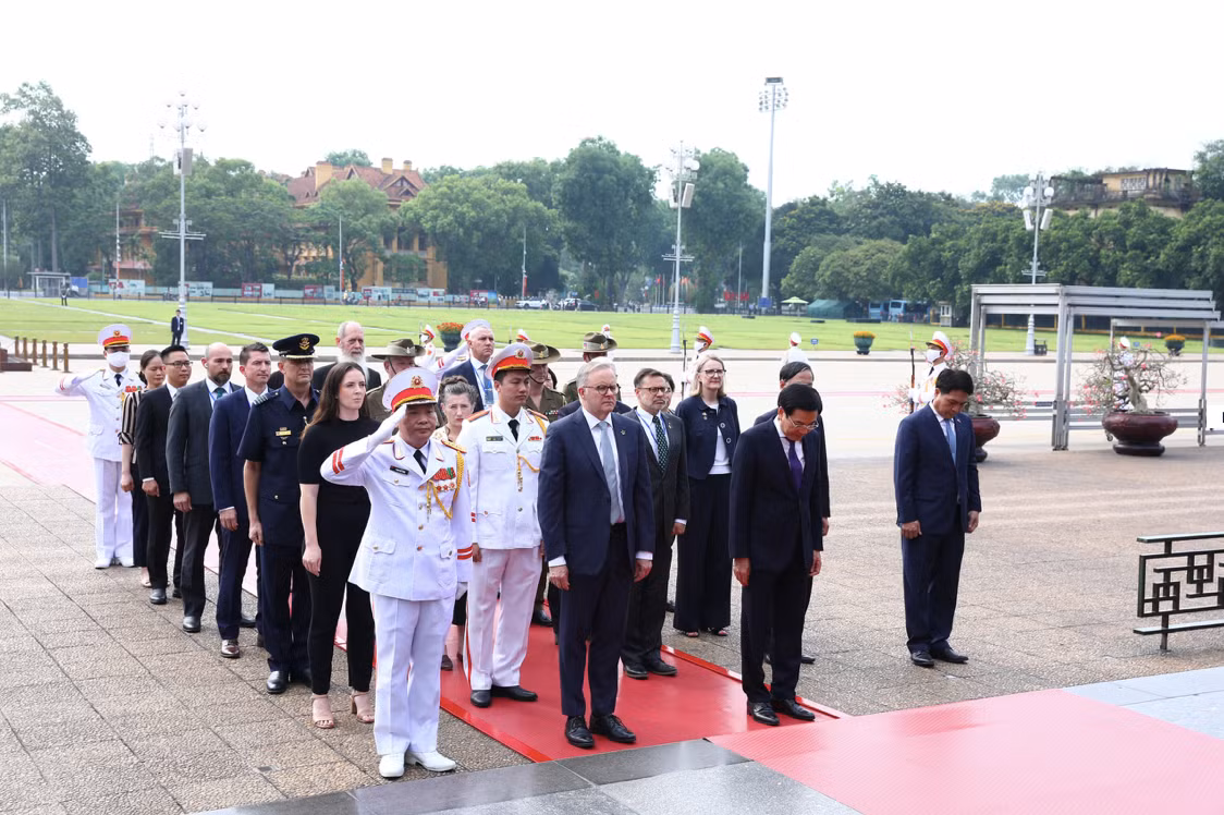 Đoàn do Thủ tướng Úc Anthony Albanese dẫn đầu viếng Lăng Chủ tịch Hồ Chí Minh. (Ảnh: Như Ý)