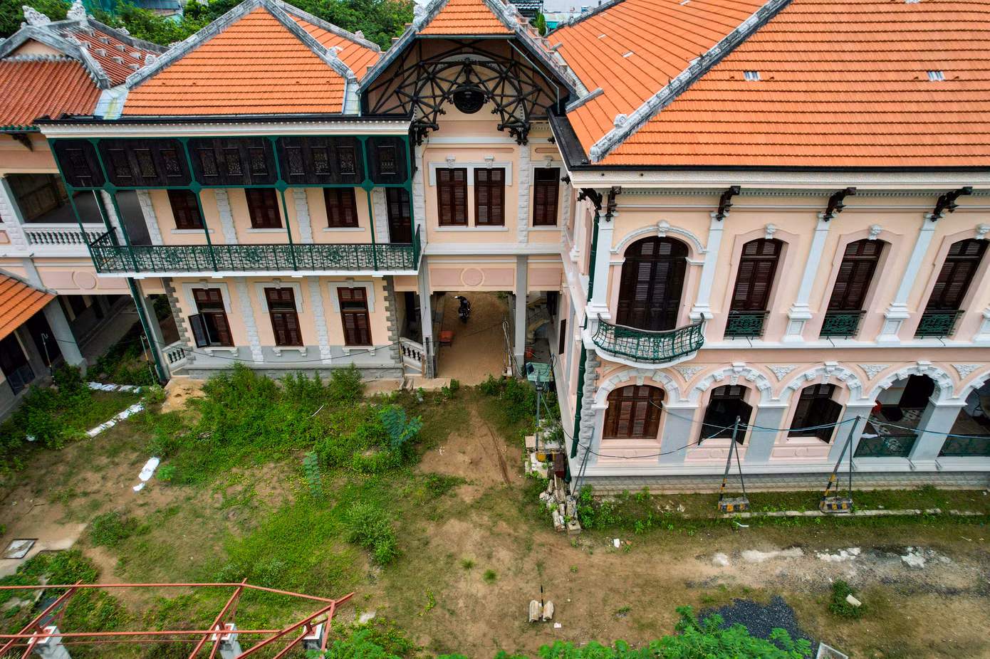 Biệt thự được xây dựng theo lối kiến trúc Pháp cổ. Theo bà Lan, đây là tài sản riêng của gia đình, có giá trị lớn về văn hóa và di sản, cần được bảo tồn.