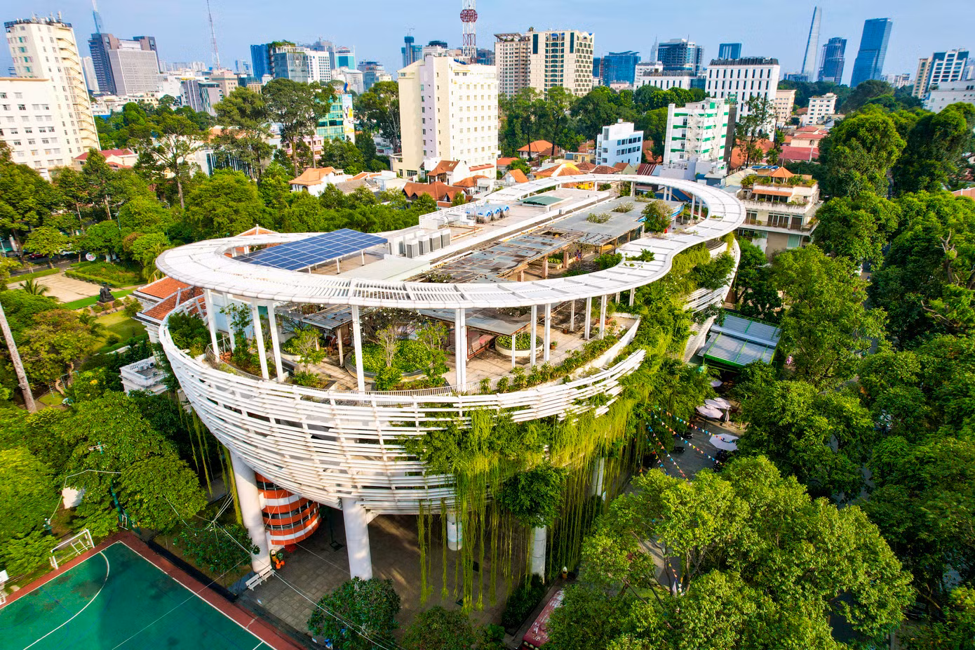 Tọa lạc tại 169 Nam Kỳ Khởi Nghĩa (Quận 3, TPHCM), Nhà Thiếu nhi TPHCM nằm trên khu đất vàng, được bao quanh bởi các tuyến đường: Nam Kỳ Khởi Nghĩa, Tú Xương, Lê Quý Đôn và Võ Thị Sáu. Tọa lạc tại 169 Nam Kỳ Khởi Nghĩa (Quận 3, TPHCM), Nhà Thiếu nhi TPHCM nằm trên khu đất vàng, được bao quanh bởi các tuyến đường: Nam Kỳ Khởi Nghĩa, Tú Xương, Lê Quý Đôn và Võ Thị Sáu.