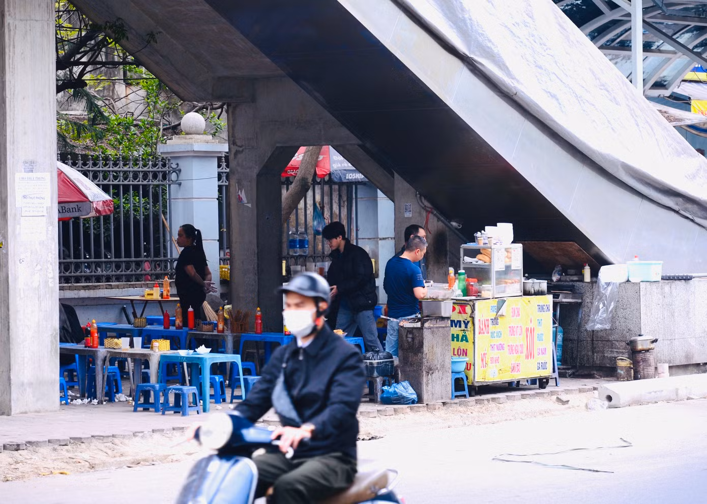 Dự án đường sắt đô thị Nhổn - Ga Hà Nội hiện vẫn chưa đi vào hoạt động, nhưng các nhà ga đã bị người dân lấn chiếm tận dụng làm nơi buôn bán, kinh doanh trái phép.