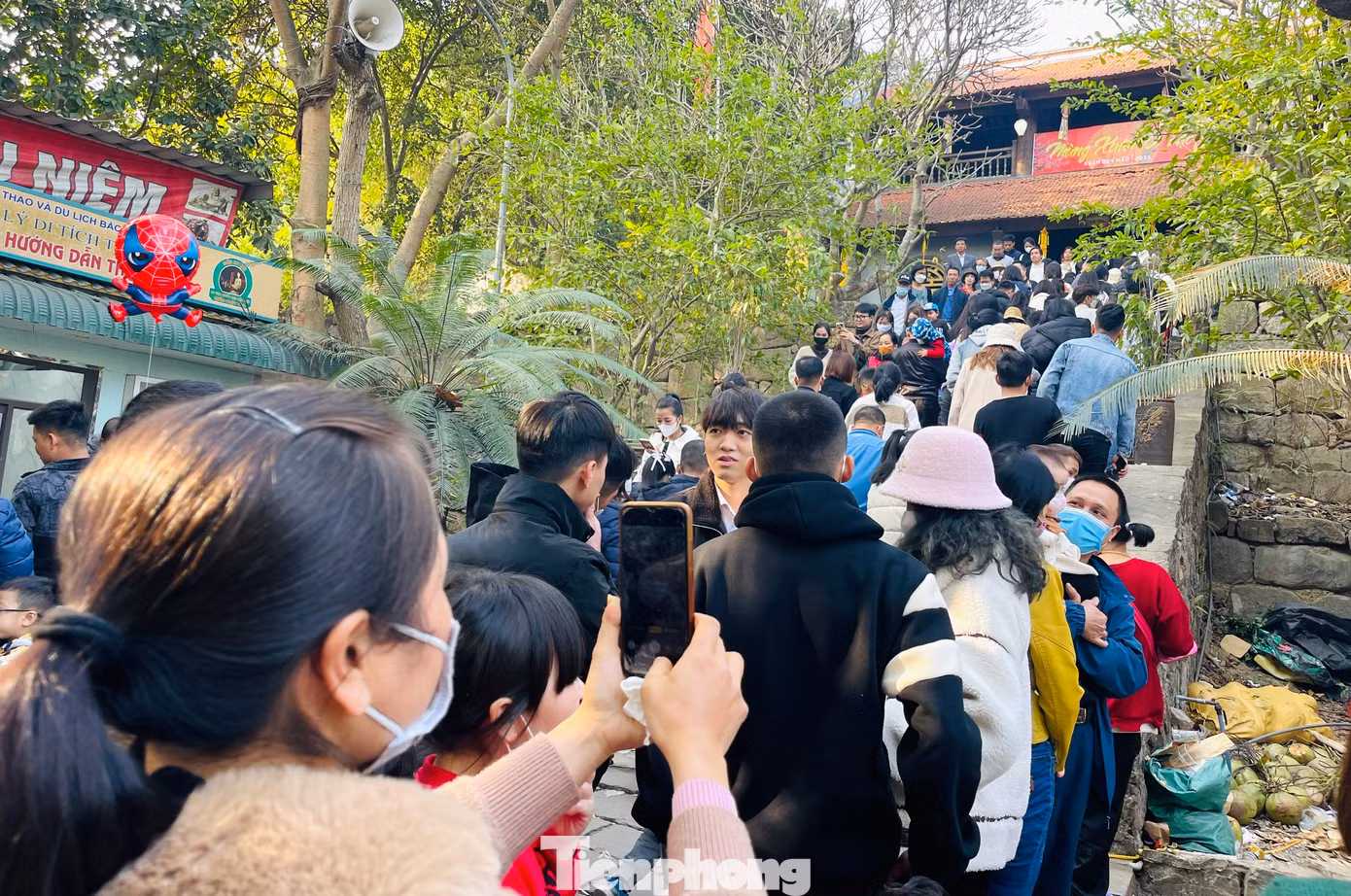 Các lối lên chùa, tháp chuông, Đại Phật tượng A di đà luôn đông nghịt người.