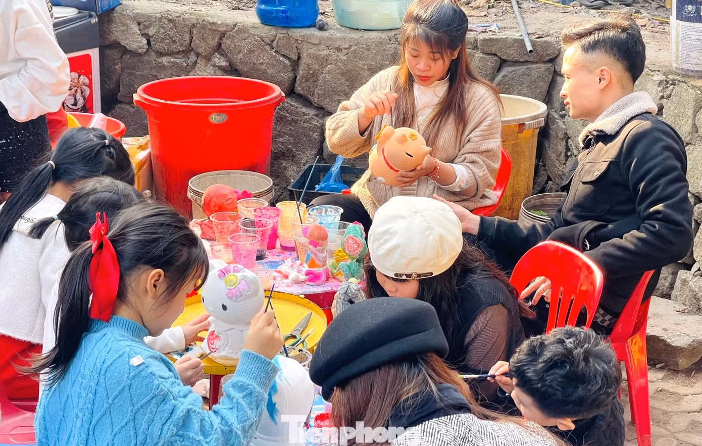 Quầy tô tượng cũng không còn một chỗ trống.