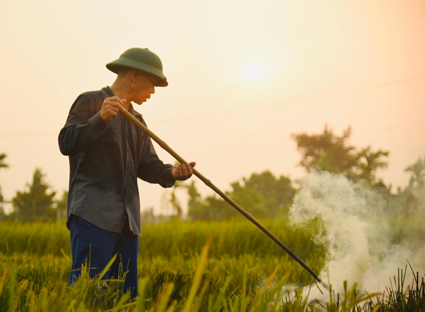 Trong đợt nắng nóng kỷ lục ở Hà Nội, 18h chiều, ánh nắng vẫn chói chang và nhiệt độ vẫn ở ngưỡng 37-38 độ C. Trong đợt nắng nóng kỷ lục ở Hà Nội, 18h chiều, ánh nắng vẫn chói chang và nhiệt độ vẫn ở ngưỡng 37-38 độ C.