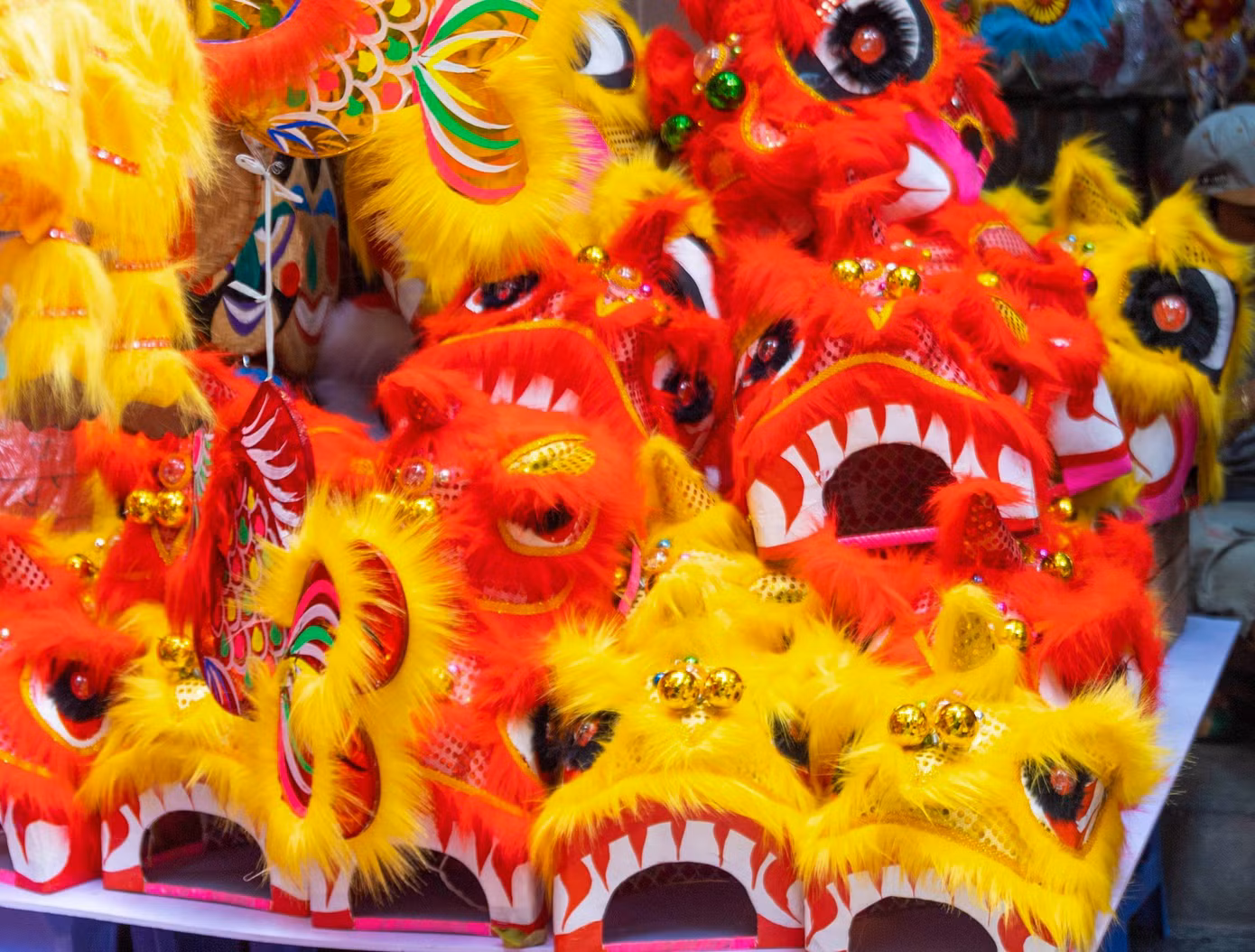 Những món đồ chơi truyền thống như đèn lồng, mặt nạ bồi, đầu lân... vẫn luôn "đứng vững" trong lòng người dân Thủ đô.