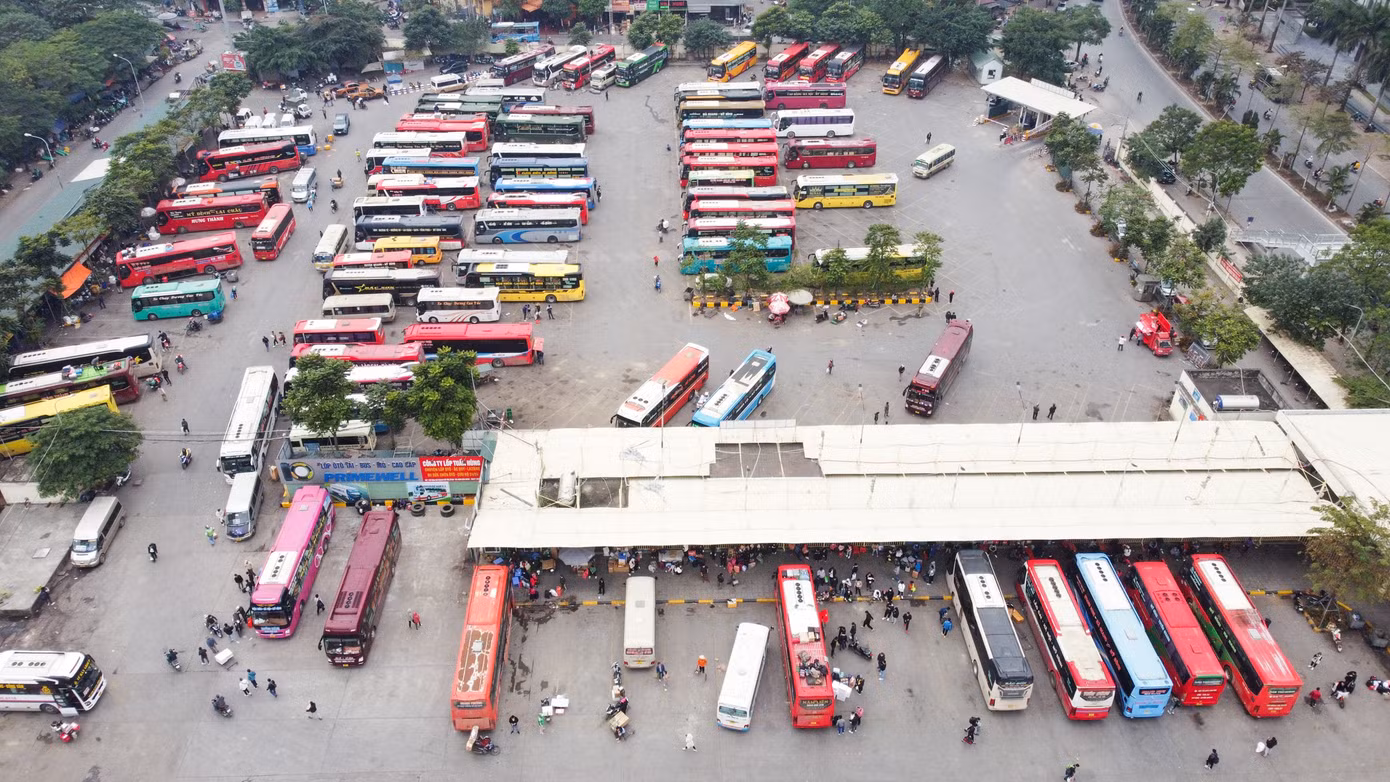 Tại bến xe Mỹ Đình, ô tô xếp hàng kín chờ đón khách.