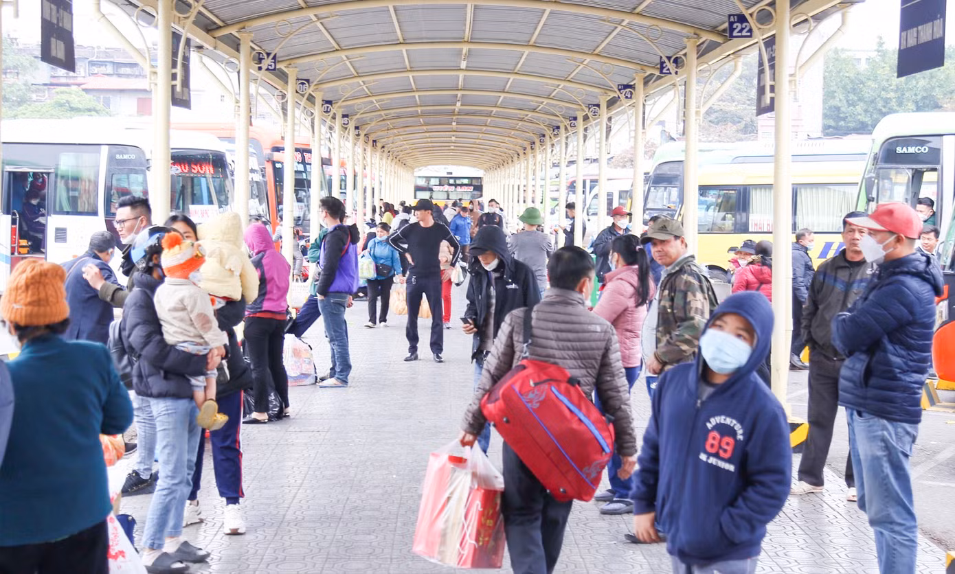 Nhiều người dân đang sinh sống, làm việc, học tập tại Hà Nội đã đổ về các bến xe để về quê nghỉ Tết ngay từ đầu giờ chiều.