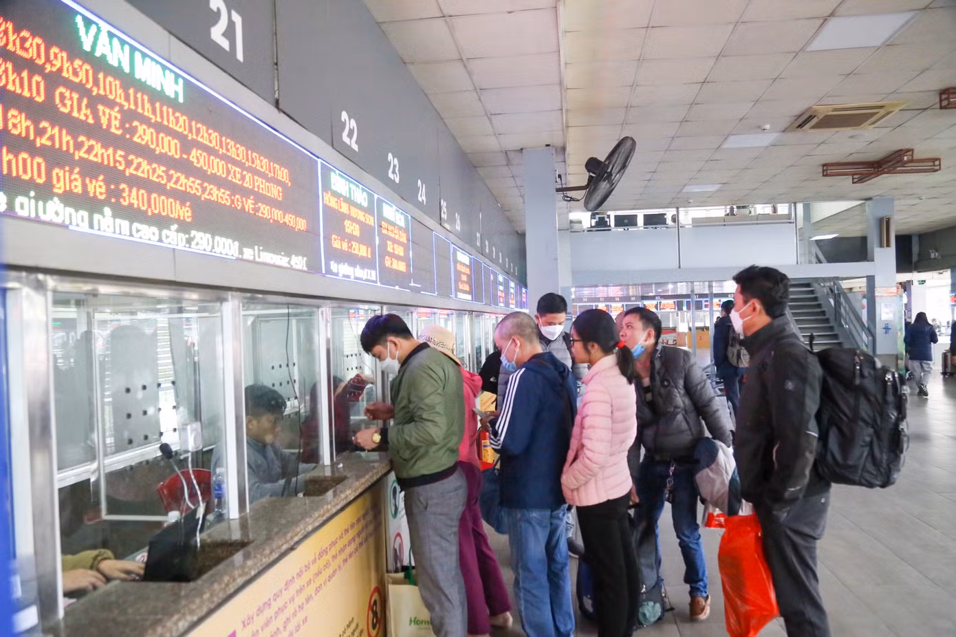 Các quầy vé luôn đông đúc, nhộn nhịp dòng người xếp hàng mua vé.