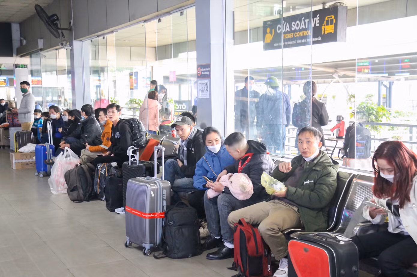Khu vực nhà chờ bến xe Nước ngầm chật cứng, không còn 1 chỗ trống.