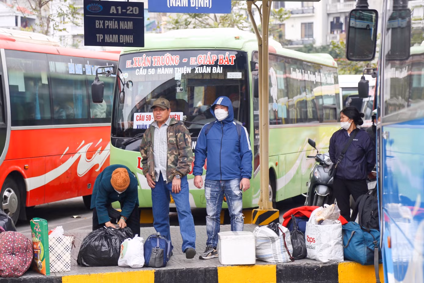 Người dân lỉnh kỉnh thu xếp đồ đạc chuyển lên xe chuẩn bị về quê đón Tết.