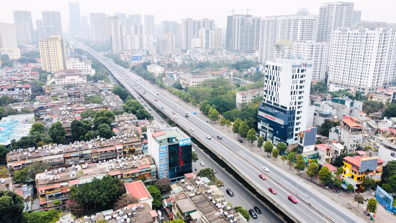 Chiều 23/1 (mùng 2 Tết) các tuyến đường của Hà Nội vẫn khá vắng lặng. Chiều 23/1 (mùng 2 Tết) các tuyến đường của Hà Nội vẫn khá vắng lặng.