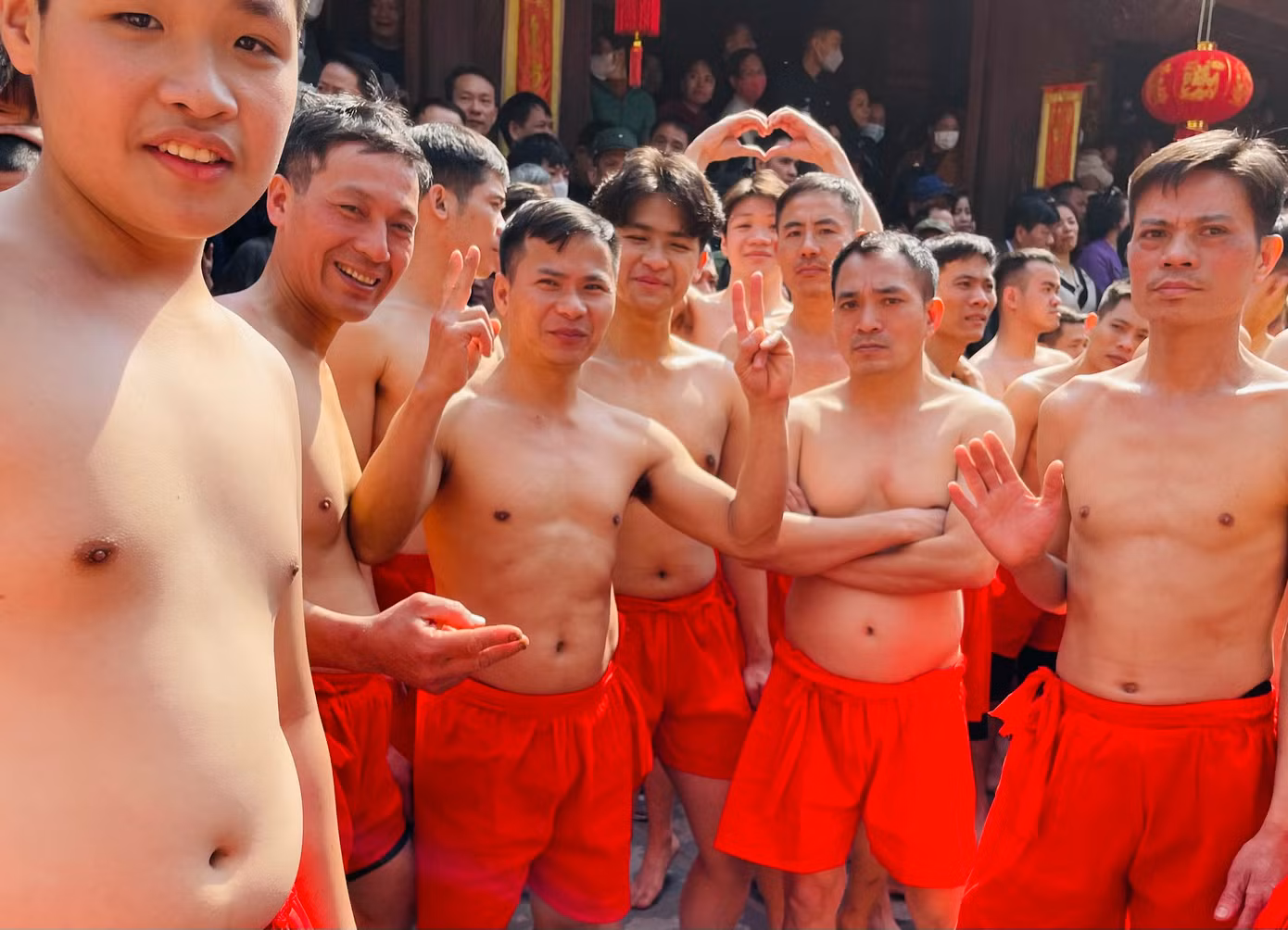 Những thanh niên khoẻ mạnh cởi trần, mặc quần đùi đỏ chuẩn bị cho phần thi. Những thanh niên khoẻ mạnh cởi trần, mặc quần đùi đỏ chuẩn bị cho phần thi.