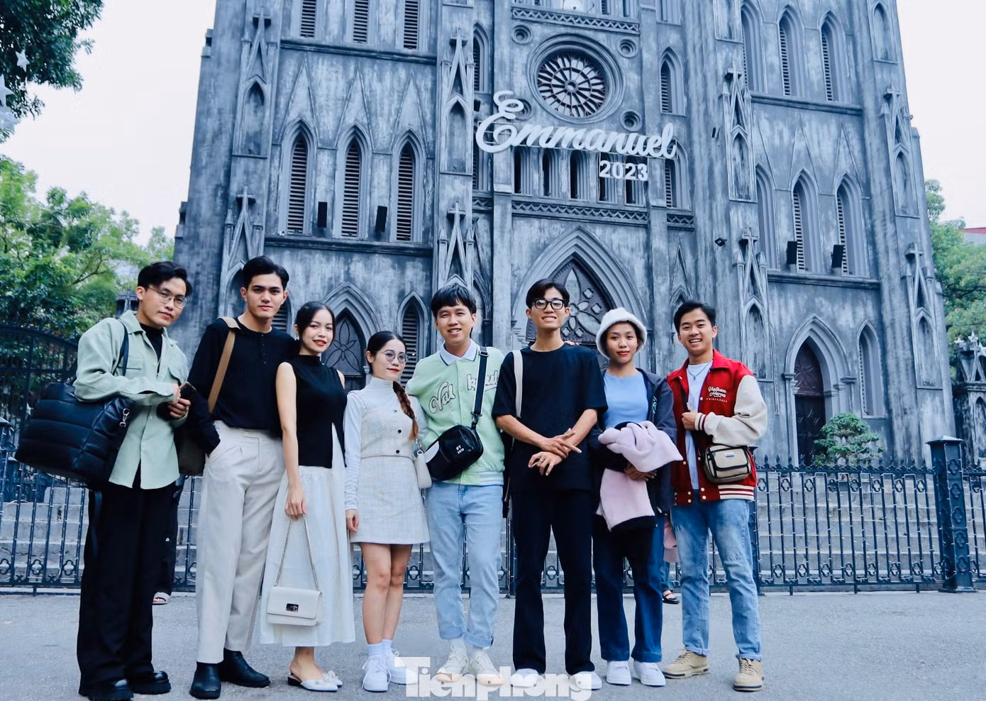 Nhóm bạn trẻ đến từ đội văn nghệ Rạng Đông - Đại học Nông Lâm, TPHCM rất hào hứng khi có dịp chụp ảnh check-in với Nhà thờ Lớn Hà Nội dịp Giáng sinh năm nay.