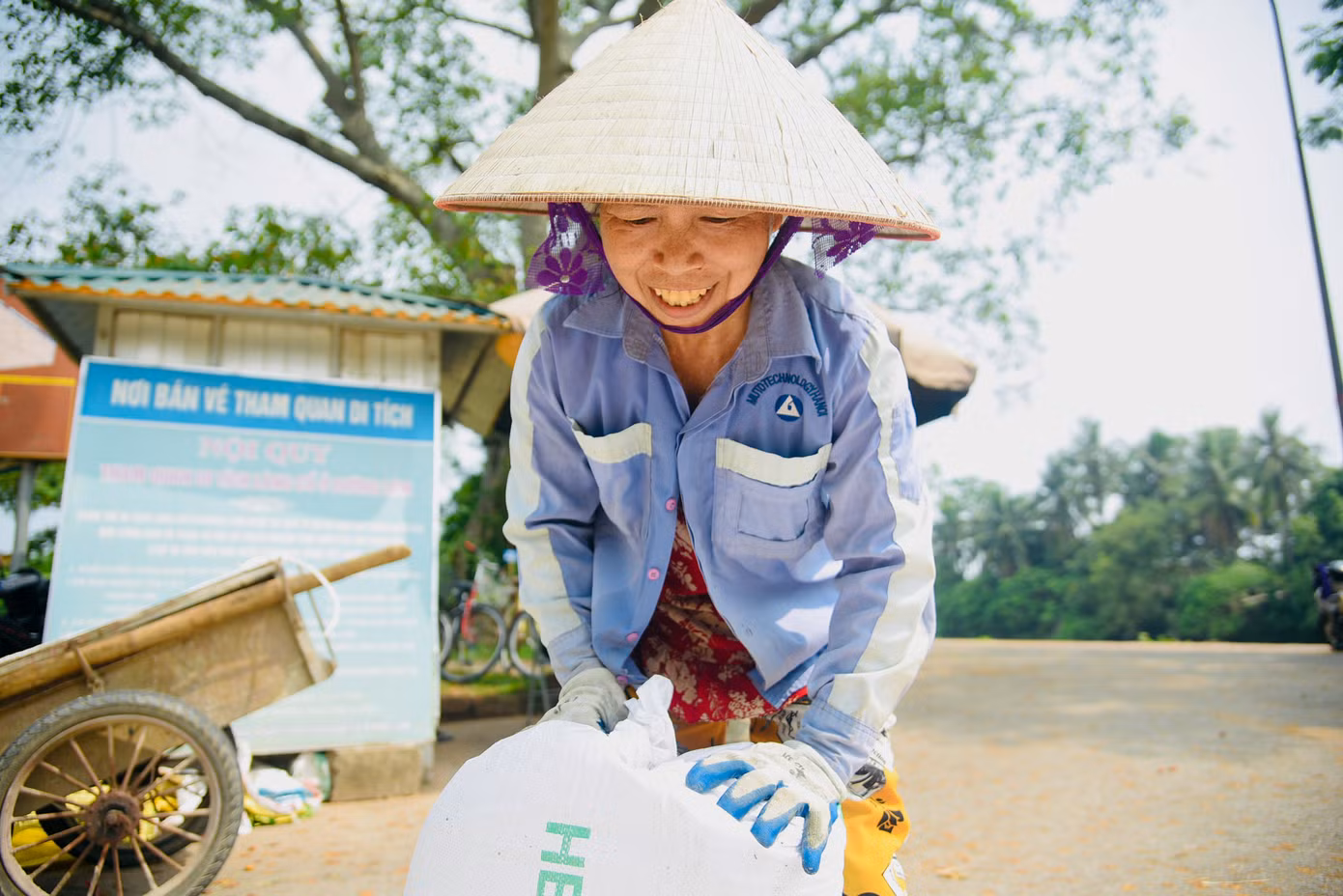 Nụ cười rạng rỡ hứa hẹn vụ mùa bội thu của nông dân huyện ngoại thành Hà Nội. Nụ cười rạng rỡ hứa hẹn vụ mùa bội thu của nông dân huyện ngoại thành Hà Nội.