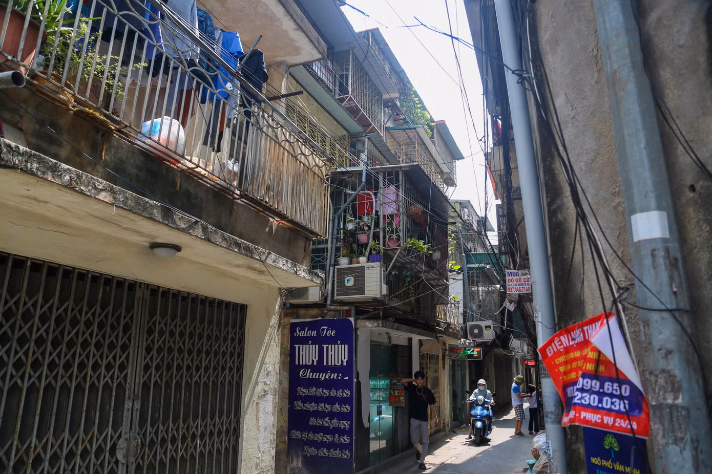 Tại khu tập thể Thành Công, tình trạng các căn hộ cũng bị bít kín bởi các "chuồng cọp" kiên cố như thế này.