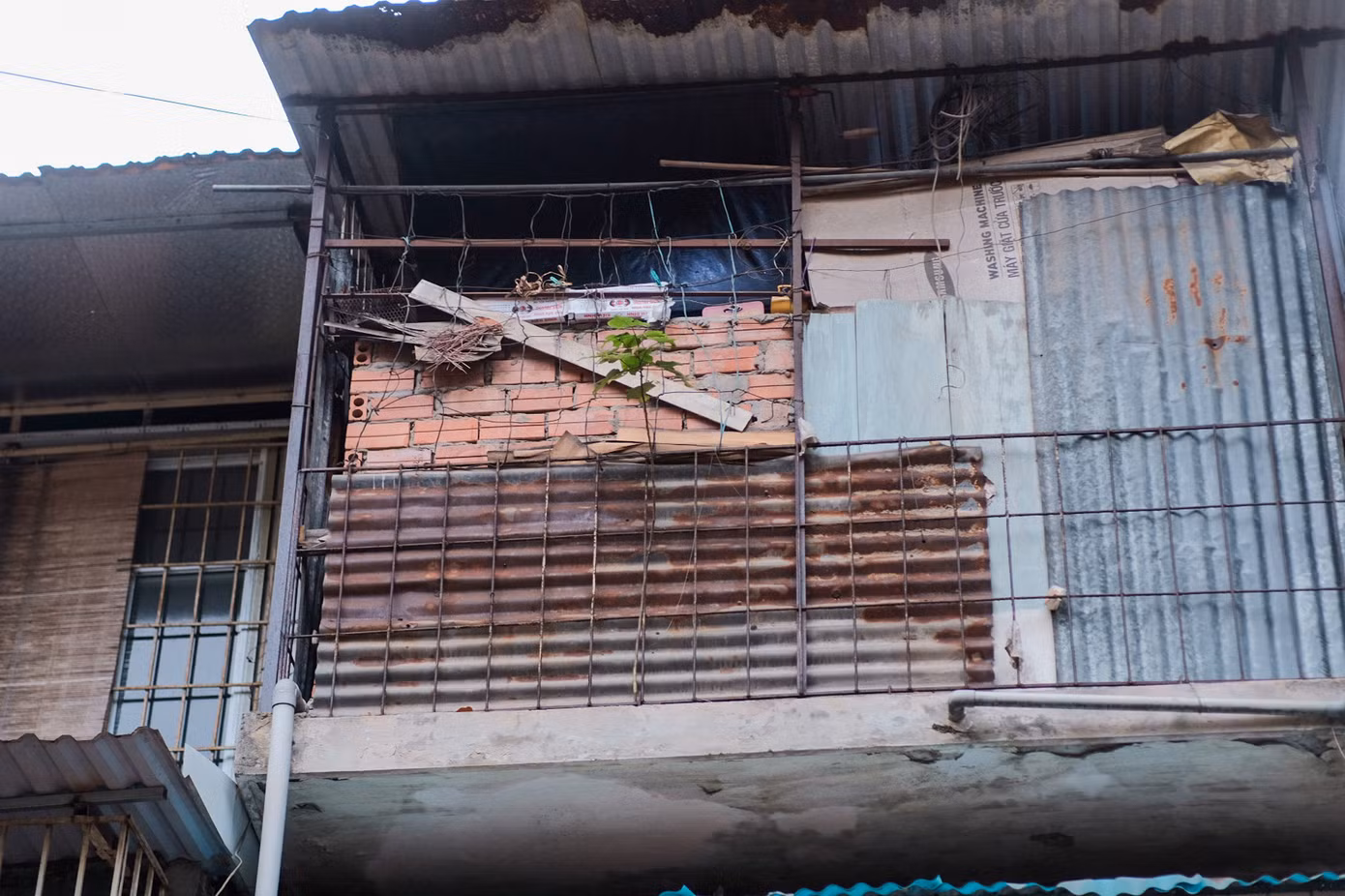 Một số căn nhà nhà ngoài lắp đặt khung sắt cố định còn được cơi nới xây gạch gần như bịt kín...