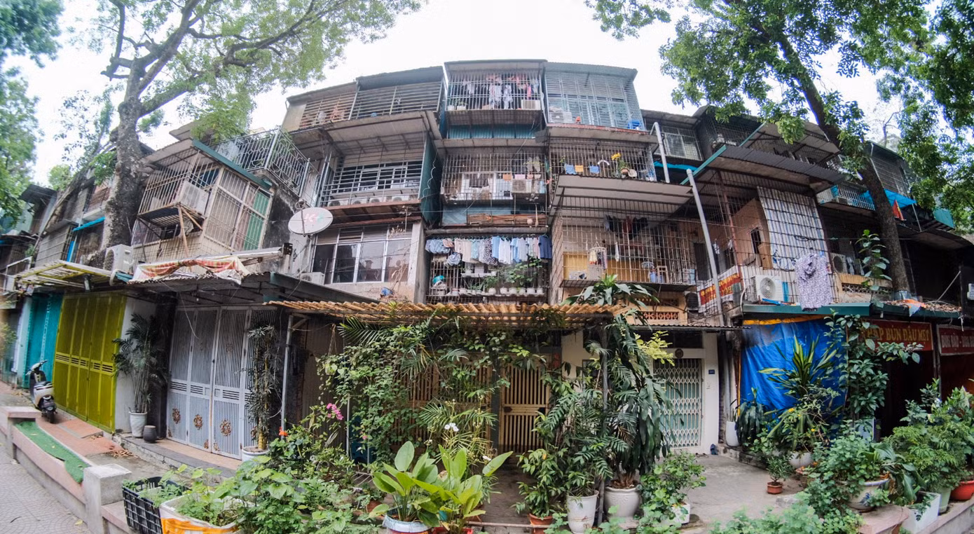 Khu tập thể B9 Kim Liên (quận Đống Đa, Hà Nội) chằng chịt các "chuồng cọp" được cơi nới kiên cố, gây mất an toàn khi xảy ra cháy nổ.