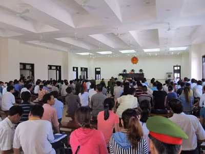 Đông đảo nạn nhân đi dự tòa.