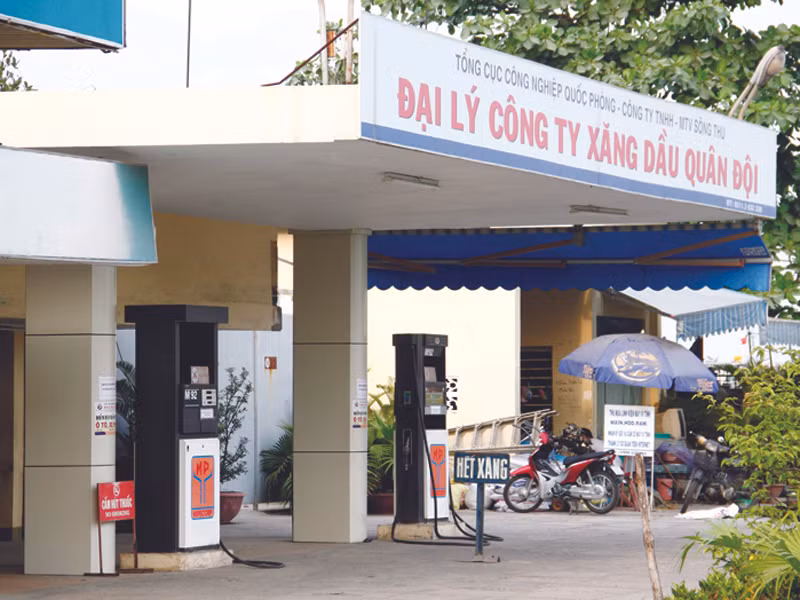 Nhiều cây xăng “bổn cũ soạn lại” tuyên bố hết xăng để găm hàng Ảnh: Nguyễn Huy