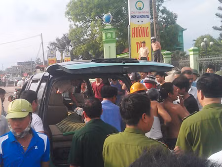 Vụ việc thu hút sự chú ý của đông đảo người dân hiếu kỳ, khiến quốc lộ 1A bị ùn tắc nghiêm trọng