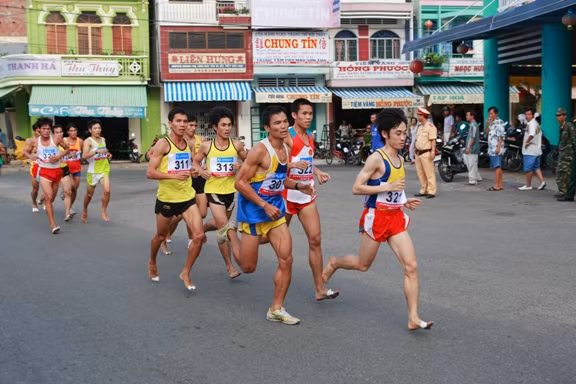 Bùi Thế Anh với đôi chân trần rướm máu (số đeo 321) đã bất ngờ về đích đầu tiên ở cự ly 10 km nam tuyển. Bùi Thế Anh với đôi chân trần rướm máu (số đeo 321) đã bất ngờ về đích đầu tiên ở cự ly 10 km nam tuyển