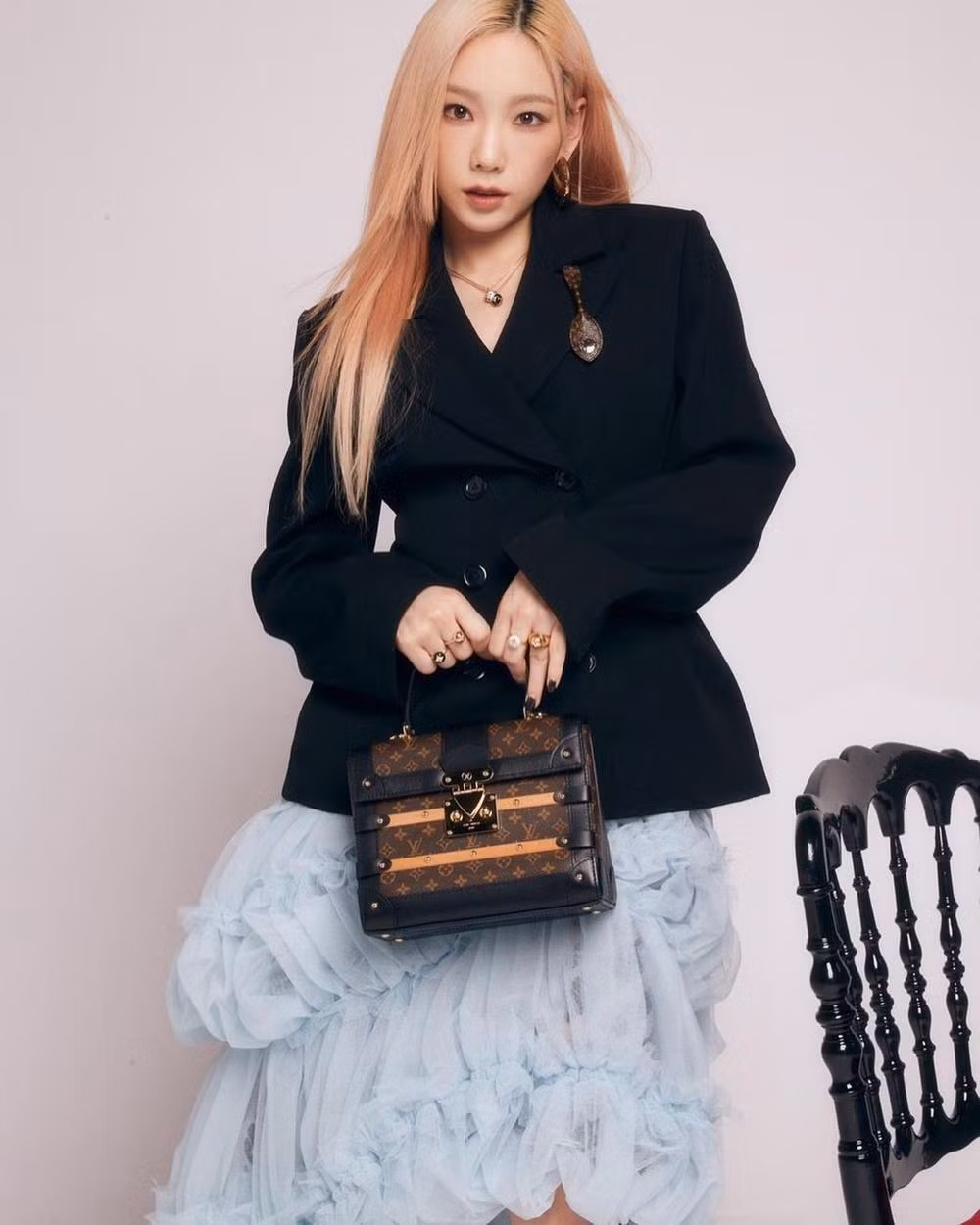Vào hồi tháng Năm, trong một video phỏng vấn với WKorea, Taeyeon đã tự giới thiệu mình là "Đại sứ" của Louis Vuitton. Trước đó, nữ ca sĩ đã tiếp xúc với nhãn hàng cực kỳ "dài hơi" trong khoảng thời gian là 3 năm với tư cách KOL.