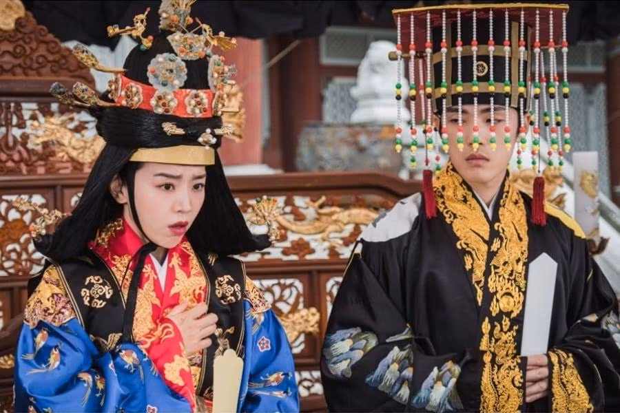 Shin Hye Sun là cô dâu duy nhất trong danh sách diện áo cưới truyền thống.
