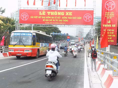 Các phương tiện chính thức được đi trên cầu
