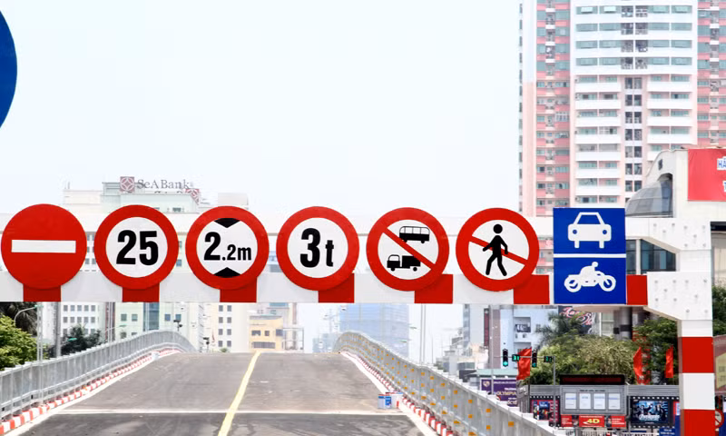 Hệ thống biển báo giao thông cũng được gắn ở hai đầu cầu