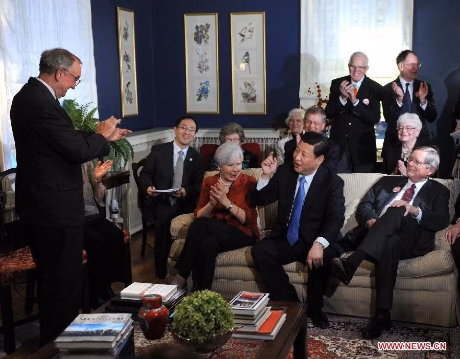 Ông Tập Cận Bình tiếp các quan chức Mỹ tại Phòng Đông, Nhà Trắng trong chuyến công du Washington tháng 2/2012 với tư cách Phó chủ tịch nước Trung Quốc