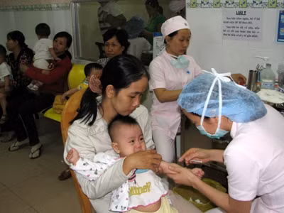 Phụ huynh phải cho trẻ tiêm vắc-xin dịch vụ phòng ngừa bệnh. Ảnh: L.N 