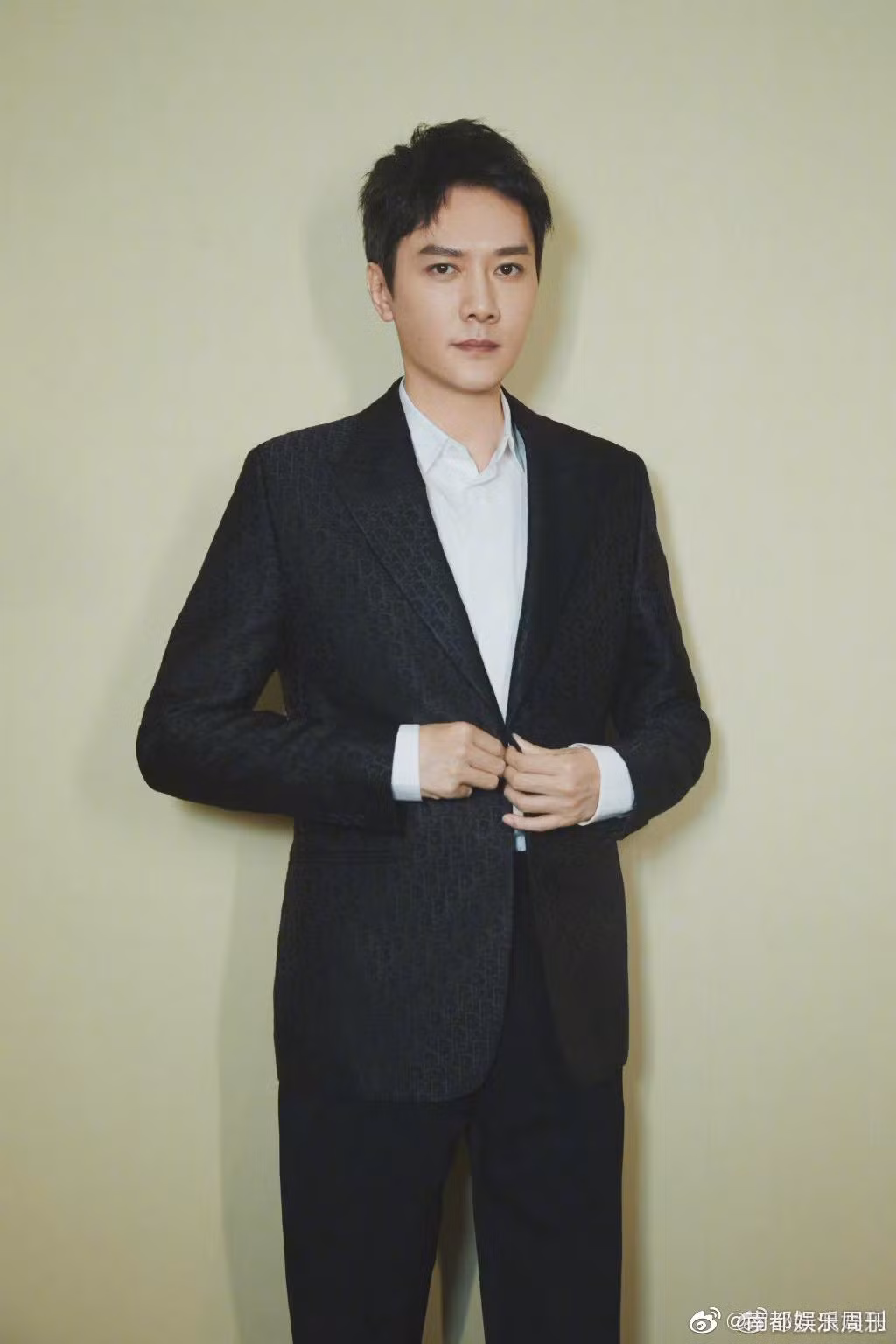 Trước khi thông báo ly hôn, Phùng Thiệu Phong nhiều lần vướng nghi vấn ngoại tình. Trước khi thông báo ly hôn, Phùng Thiệu Phong nhiều lần vướng nghi vấn ngoại tình.
