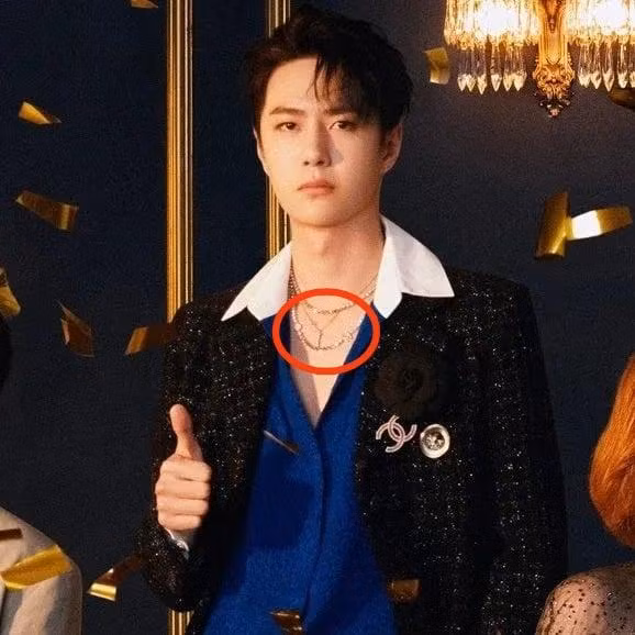 Vương Nhất Bác đeo chiếc vòng cổ khi tham gia sinh nhật công ty quản lý. Vương Nhất Bác đeo chiếc vòng cổ khi tham gia sinh nhật công ty quản lý.