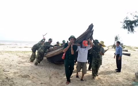 Lực lượng quân đội giúp ngư dân đưa thuyền vào nơi trú ẩn an toàn. Ảnh: Internet Lực lượng quân đội luôn tích cực hỗ trợ ngư dân trong phòng chống lụt bão