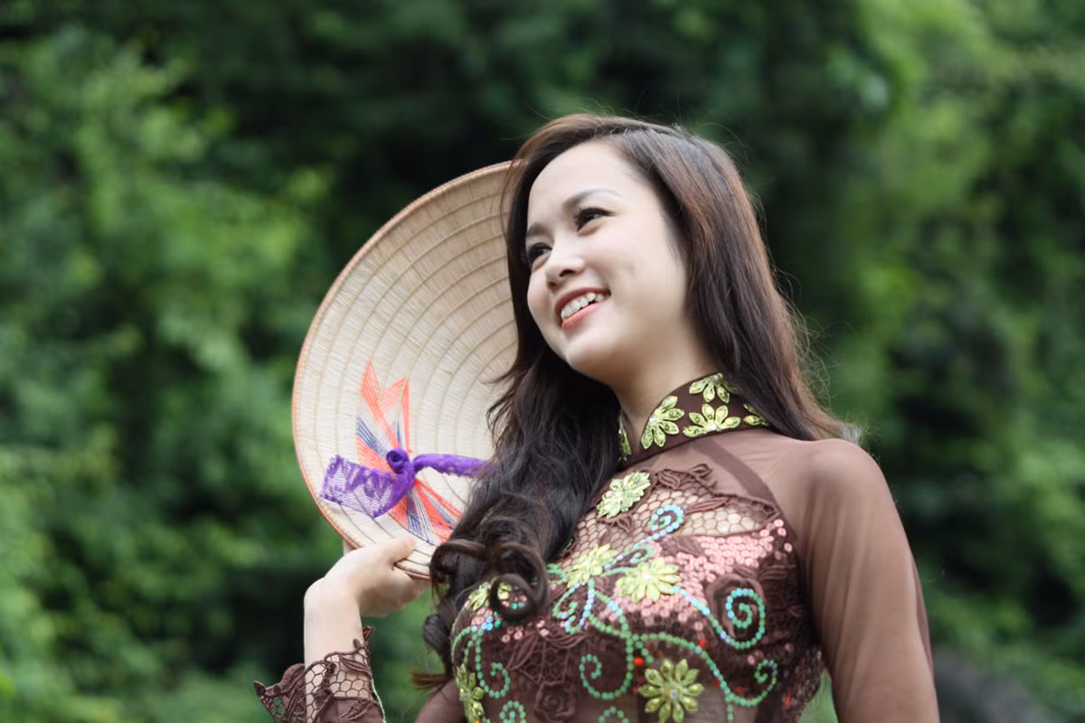 Du khách không chỉ được chiêm ngưỡng vẻ đẹp mà cọn được nghe huyền thoại về đất Tràng An