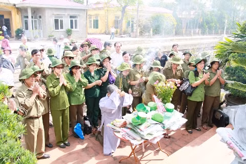 Đoàn đại biểu thắp nhang, khấn vái trước Đài tưởng niệm Ga Gôi (Nam Định). Ảnh: Trường Phong. 