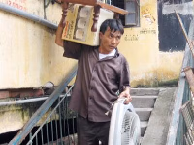 Người dân chuyển nốt những vật dụng cuối cùng khỏi nhà để đến nơi ở mới Người dân chuyển nốt những vật dụng cuối cùng khỏi nhà để đến nơi ở mới