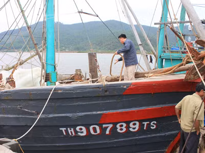 Anh Tuy đang chuẩn bị ngư lưới cụ ra khơi